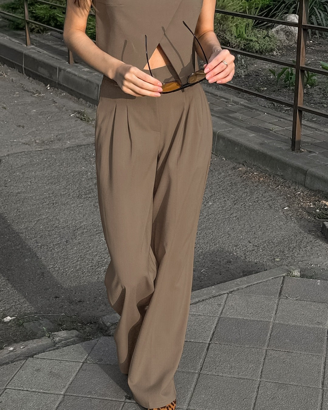 Ärmelloses Damen-Set strukturiertes Oberteil + braune Stoffhose - Siena