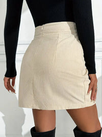 Jupe taille haute au design simple et raffiné, parfaite pour un look polyvalent et élégant, adapté à toutes les occasions.