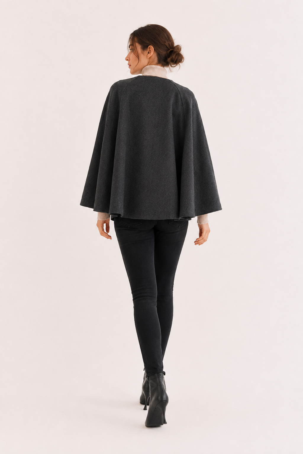 Kurzer Damenmantel im Cape-Stil mit offenem Vorderteil und weiten Ärmeln – Tiffany