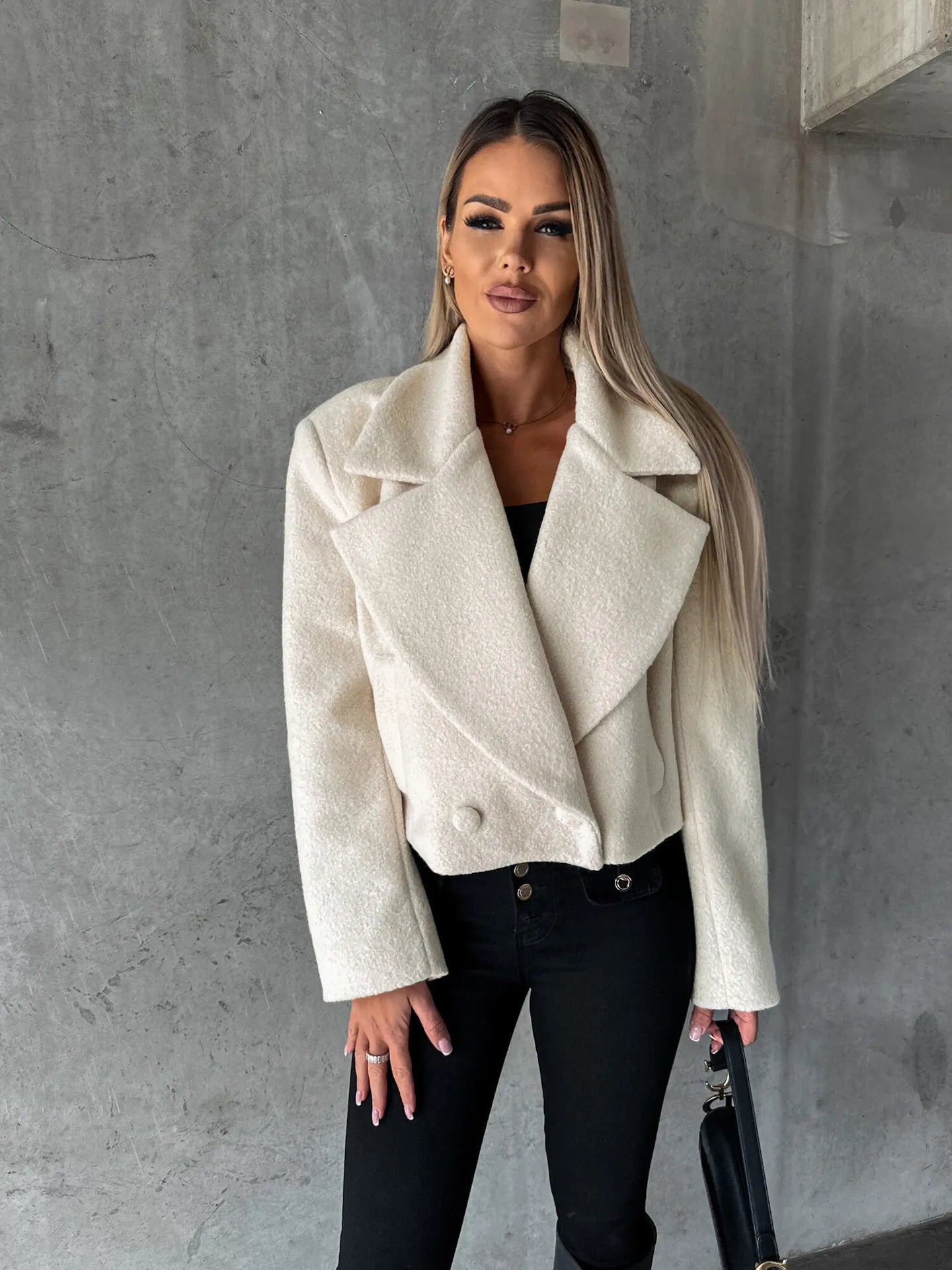 Kurzer Damenmantel mit Revers und Oversize-Schnitt – Annika