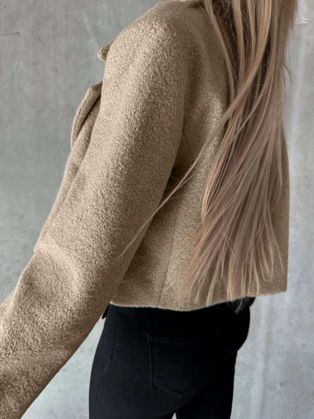 Kurzer Damenmantel mit Revers und Oversize-Schnitt – Annika