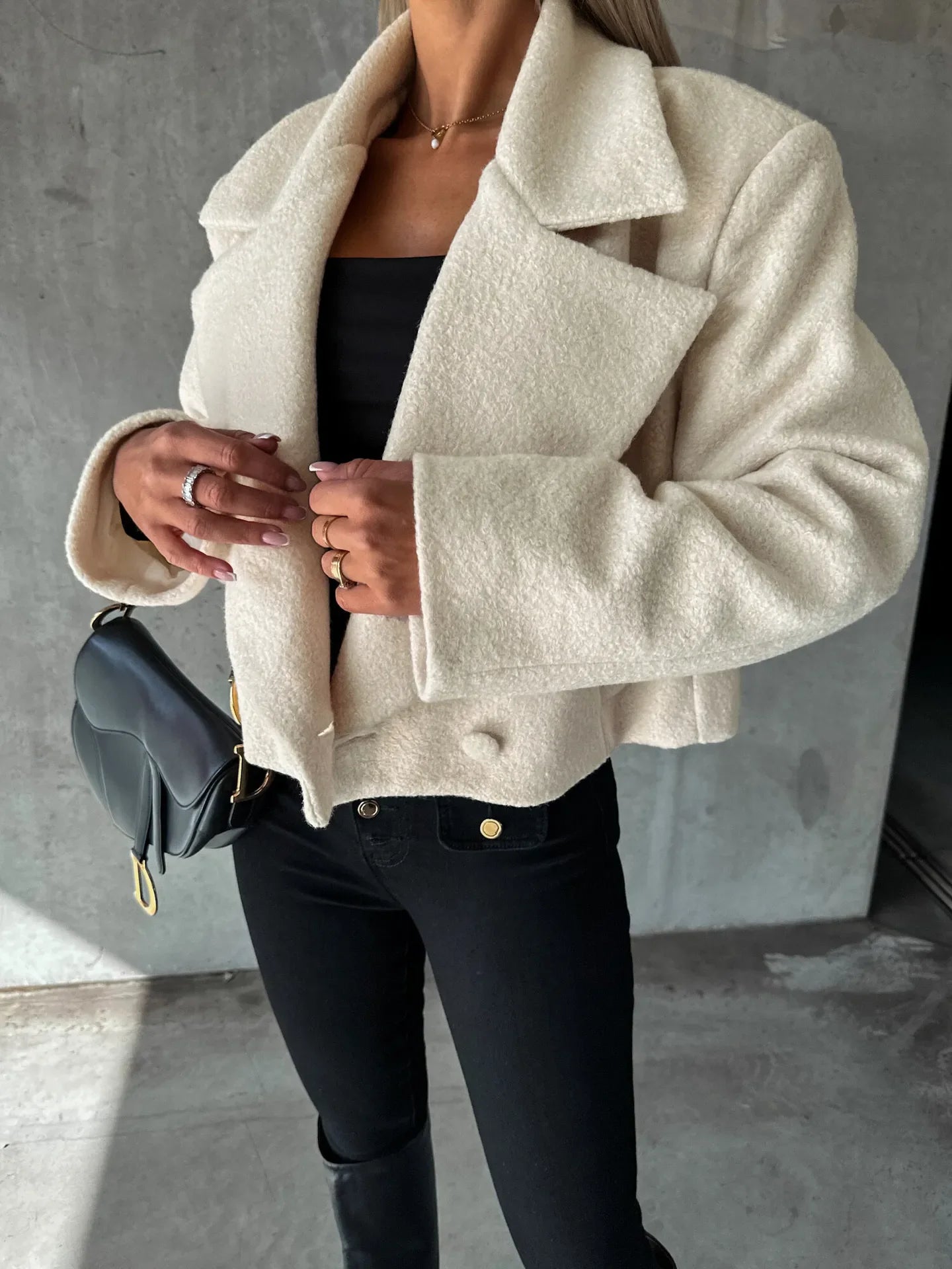 Kurzer Damenmantel mit Revers und Oversize-Schnitt – Annika