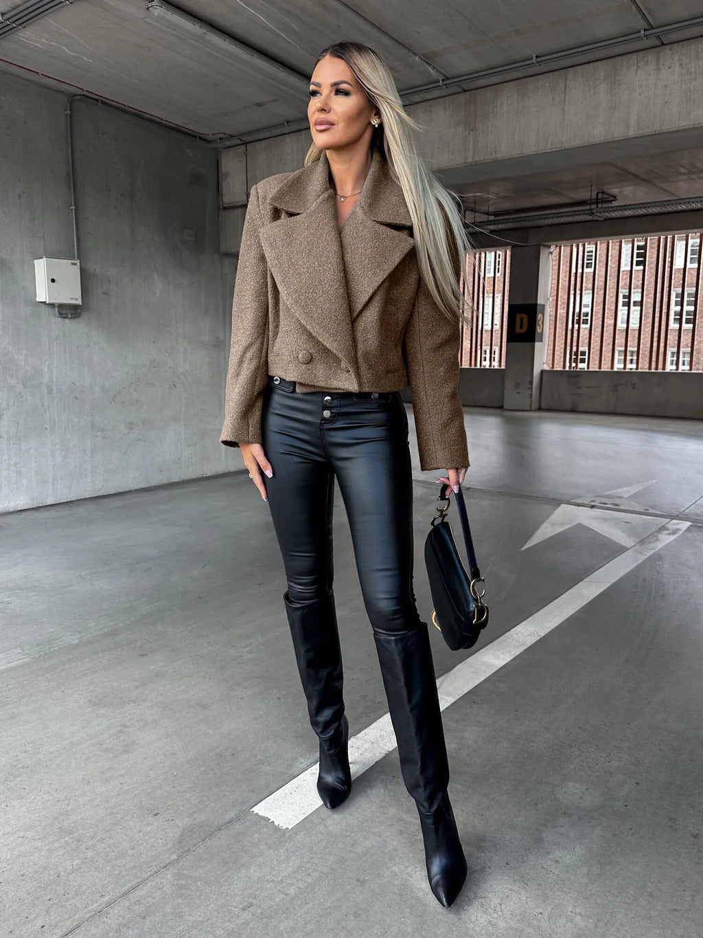 Kurzer Damenmantel mit Revers und Oversize-Schnitt – Annika
