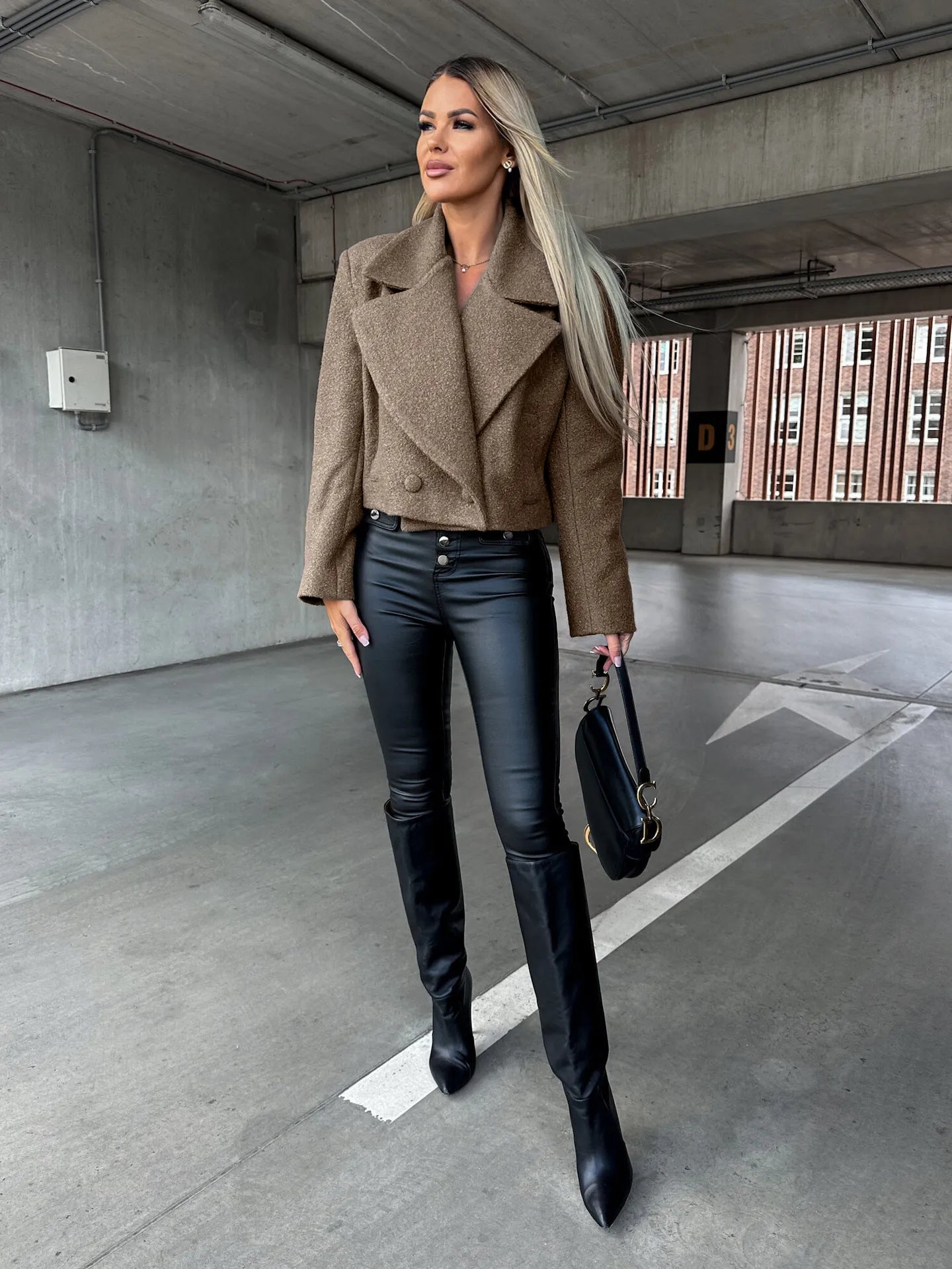 Kurzer Damenmantel mit Revers und Oversize-Schnitt – Annika
