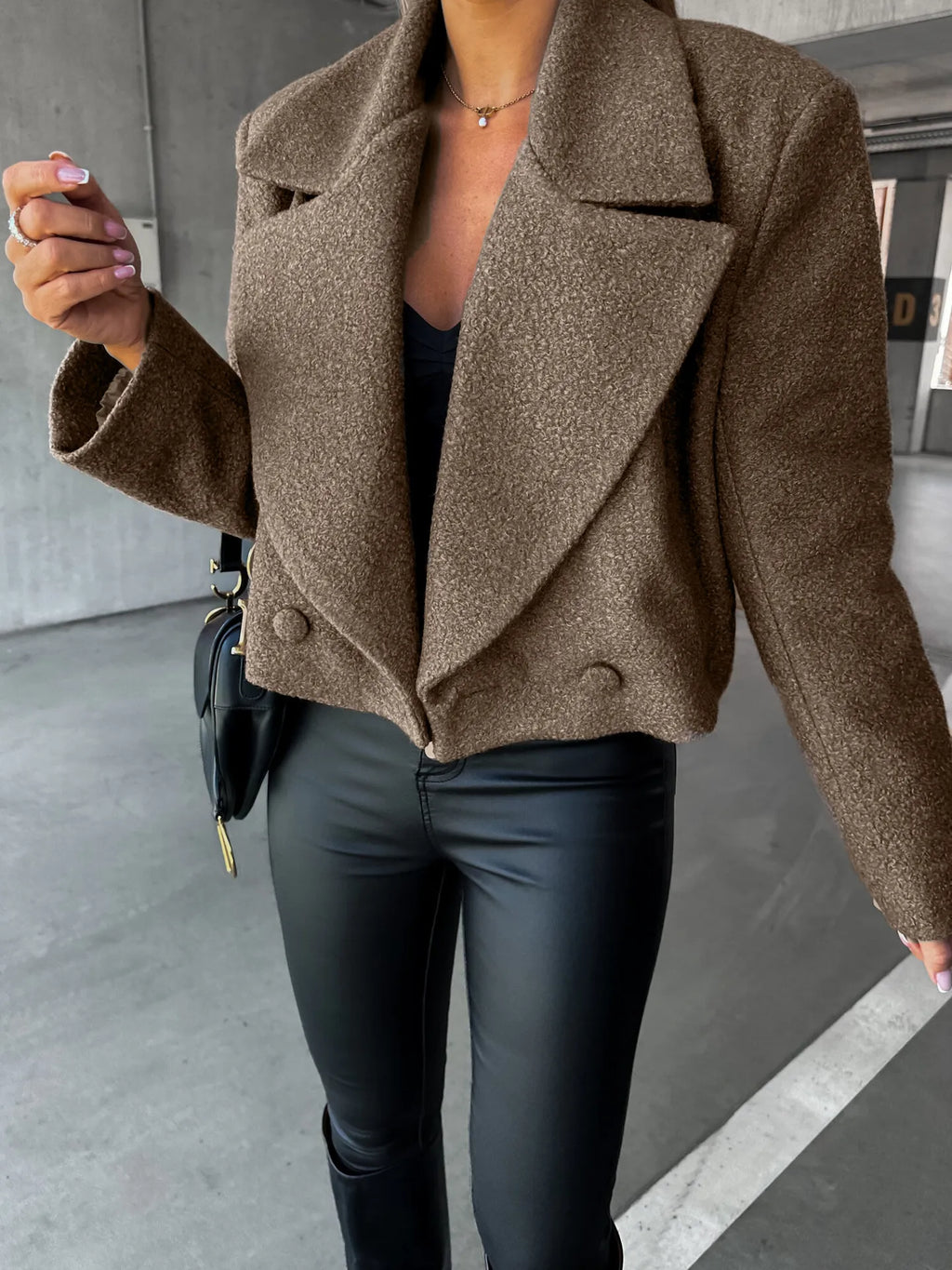 Kurzer Damenmantel mit Revers und Oversize-Schnitt – Annika