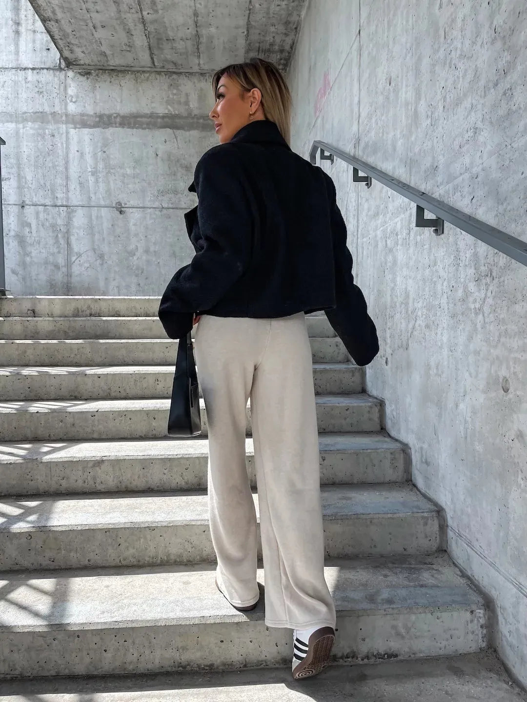Kurzer Damenmantel mit Revers und Oversize-Schnitt – Annika