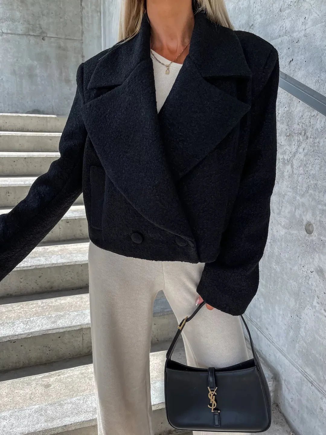 Kurzer Damenmantel mit Revers und Oversize-Schnitt – Annika