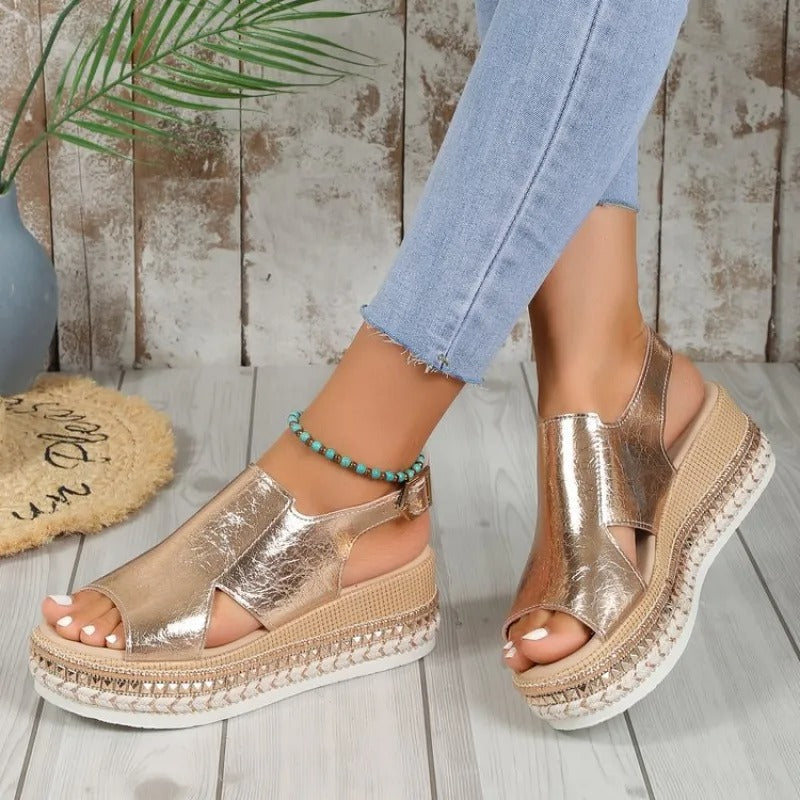 Glänzende Damen Sandalen mit geflochtenem Keil - Hellblau