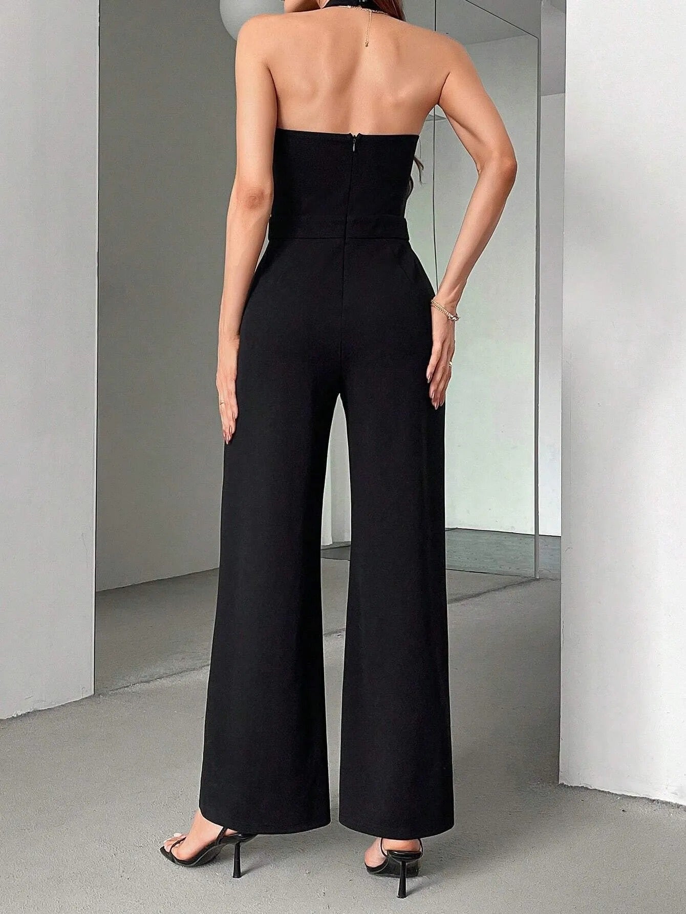 Zweifarbiger Damen-Overall mit Neckholder-Ausschnitt im eleganten Stil - Juliana