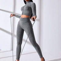 Ensemble de sport avec crop top zippé à manches longues et leggings