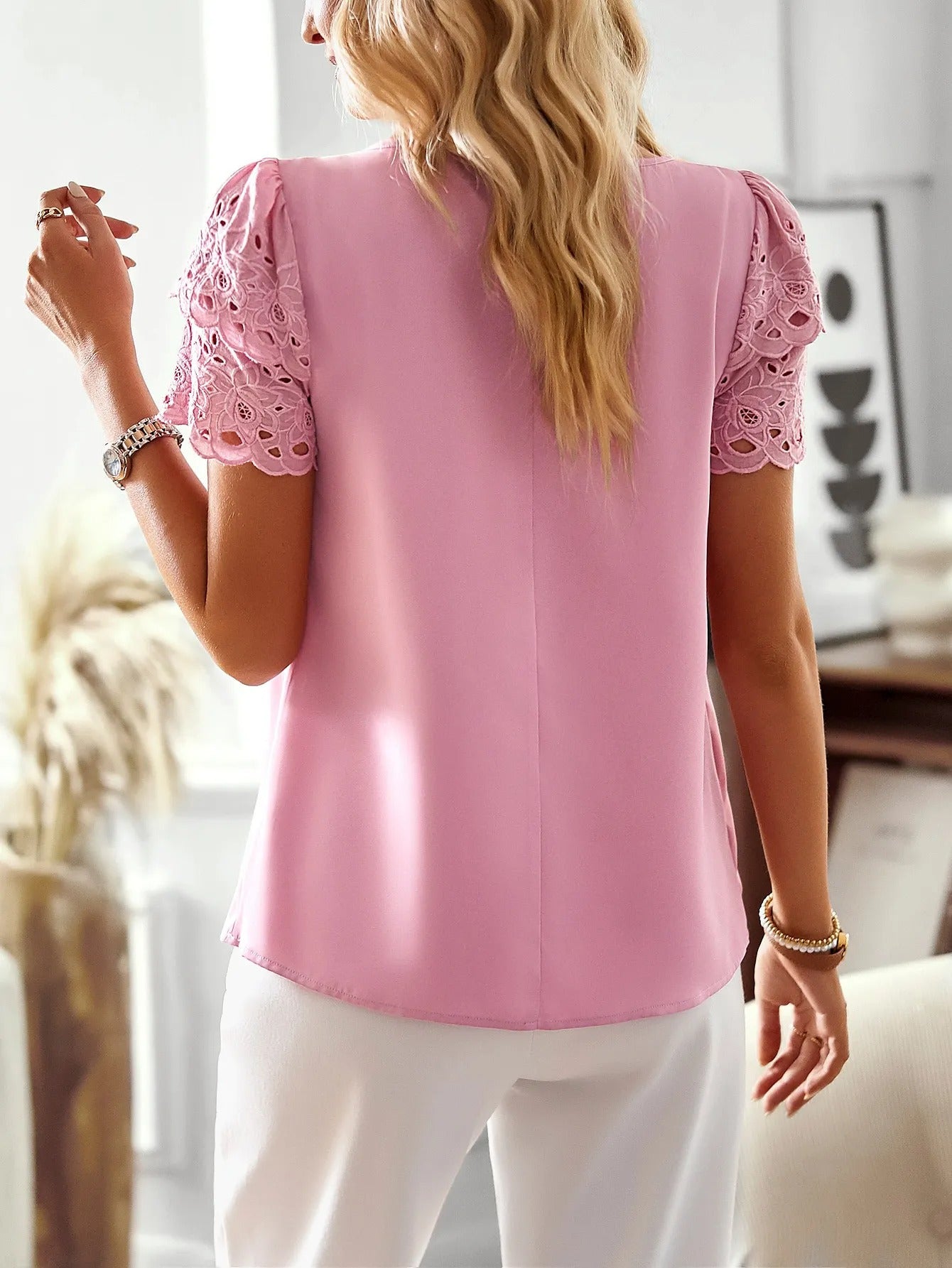 Damenbluse mit bestickten Ärmeln und durchbrochenem Detail - Natalia