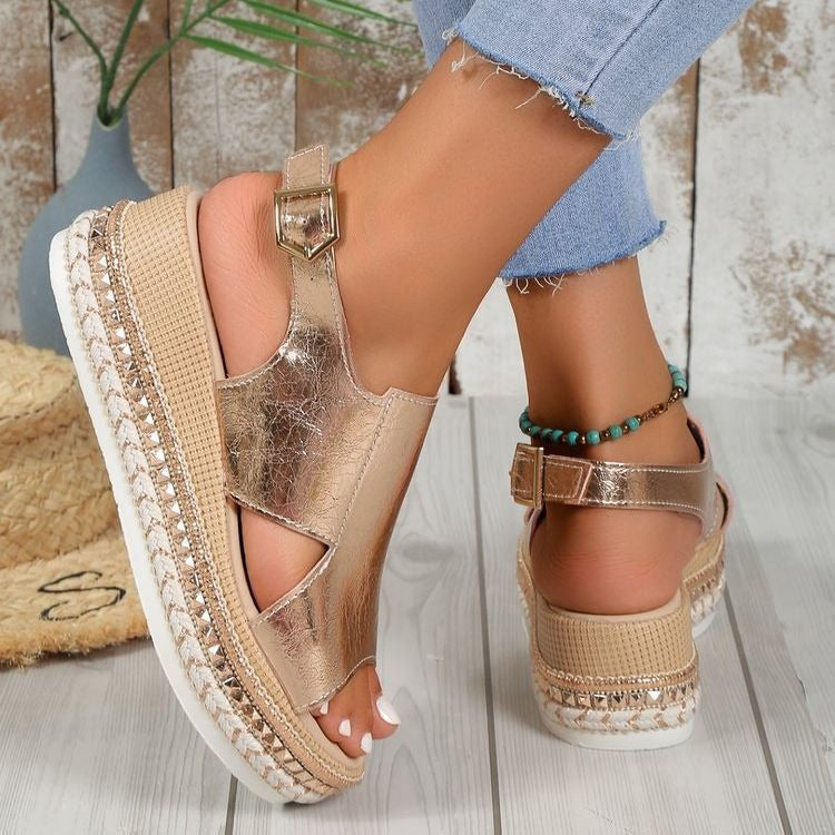 Glänzende Damen Sandalen mit geflochtenem Keil - Hellblau