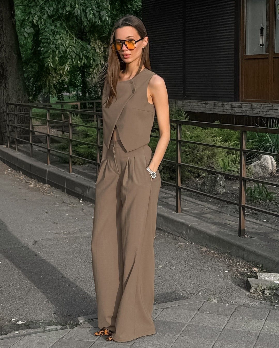 Ärmelloses Damen-Set strukturiertes Oberteil + braune Stoffhose - Siena