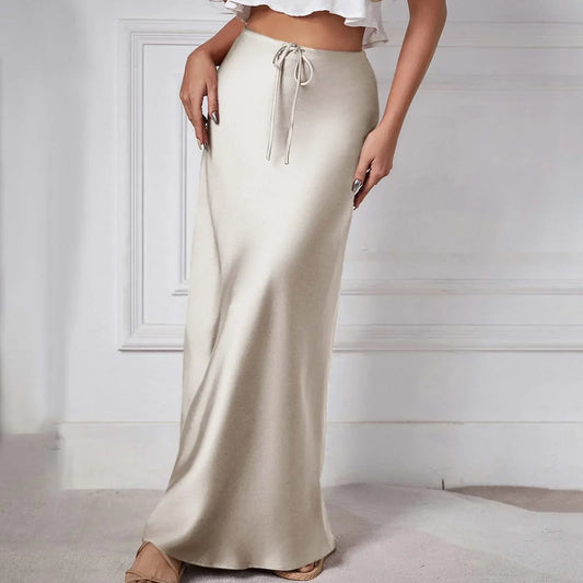 Jupe taille haute en satin avec liens, élégante et tendance, parfaite pour un look sophistiqué et moderne