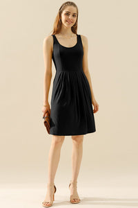 Doublju Full Taille Round Neck Ruched Sleeveless Dress with Pockets