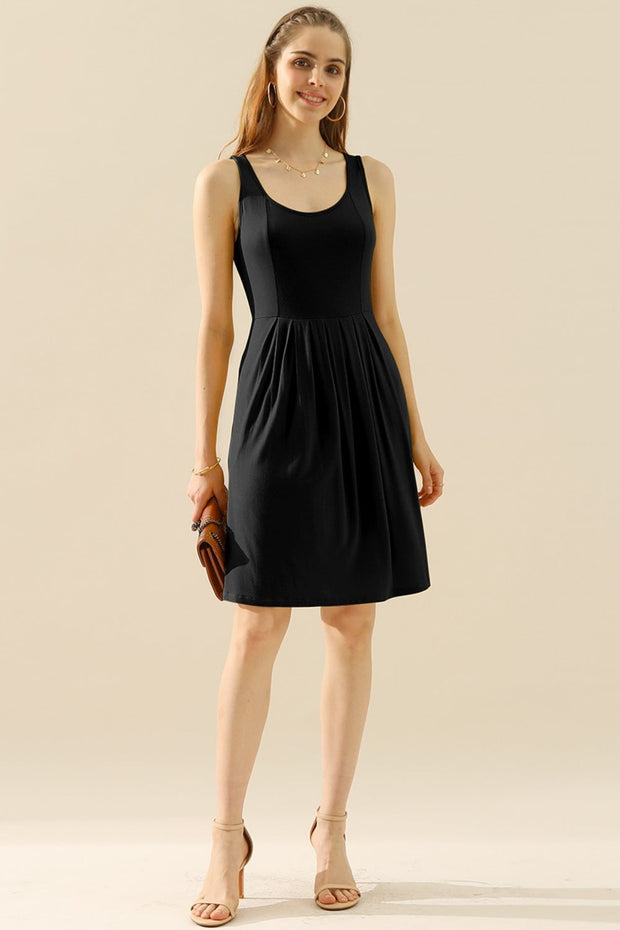 Doublju Full Taille Round Neck Ruched Sleeveless Dress with Pockets