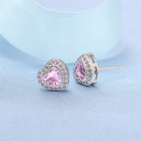 Boucles d'oreilles pour femmes avec un motif en forme de cœur et des détails étincelants