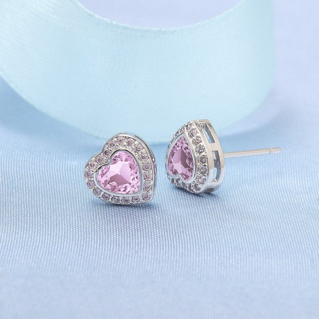 Boucles d'oreilles pour femmes avec un motif en forme de cœur et des détails étincelants