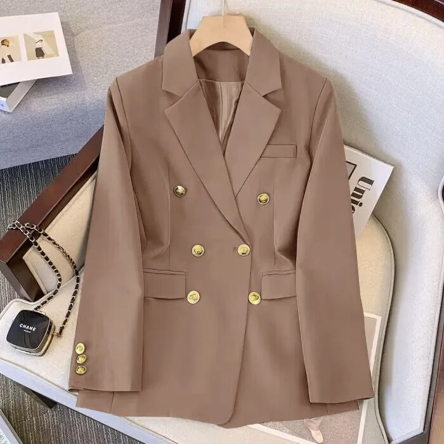 Doppelreihiger Damenblazer mit Revers und Metallknöpfen – Britta