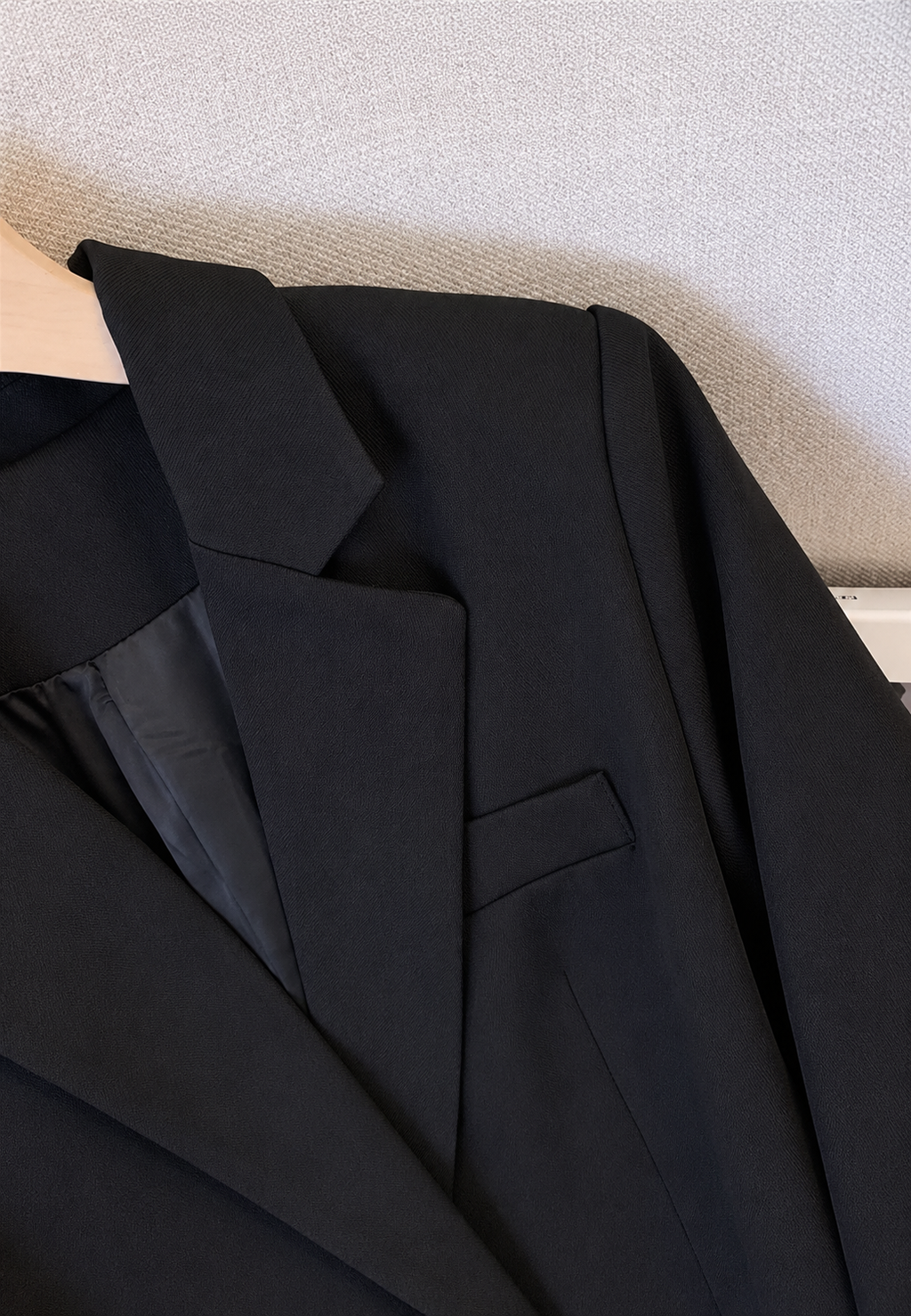 Doppelreihiger Damenblazer mit Revers und Metallknöpfen – Britta
