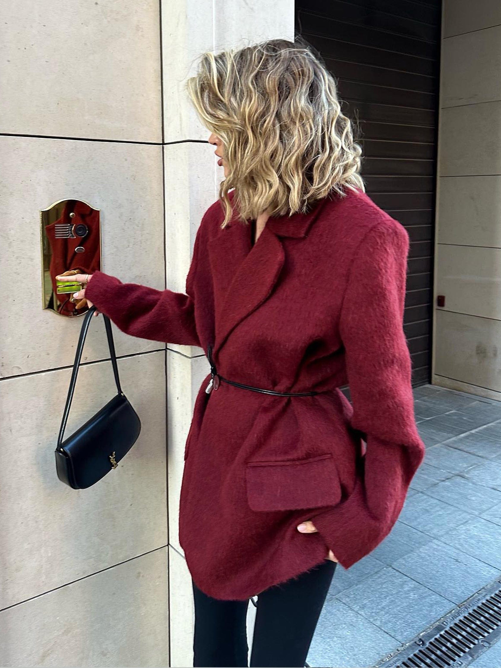 Damenblazer aus Wolle mit schmalem Gürtel und spitzen Revers – Ursula