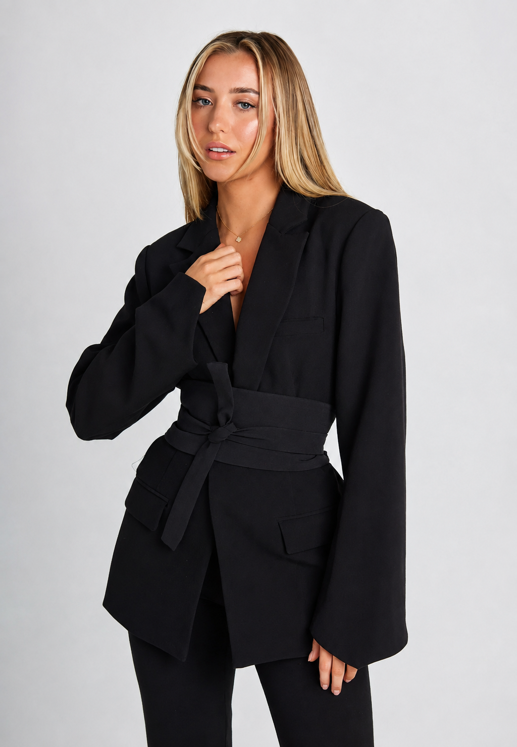 Langer Damenblazer mit breitem Gürtel, Revers und Taschen – Janina