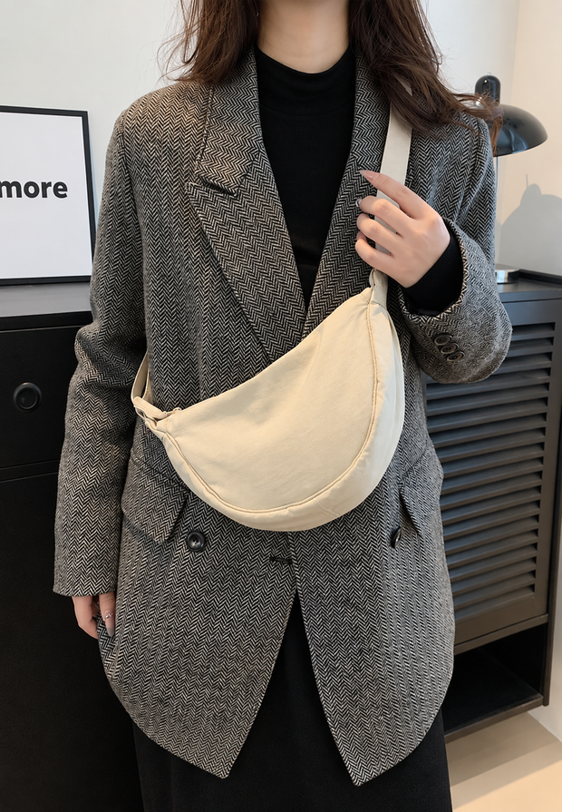 Damen-Umhängetasche aus Nylon in Halbmondform mit verstellbarem Riemen – Apolline