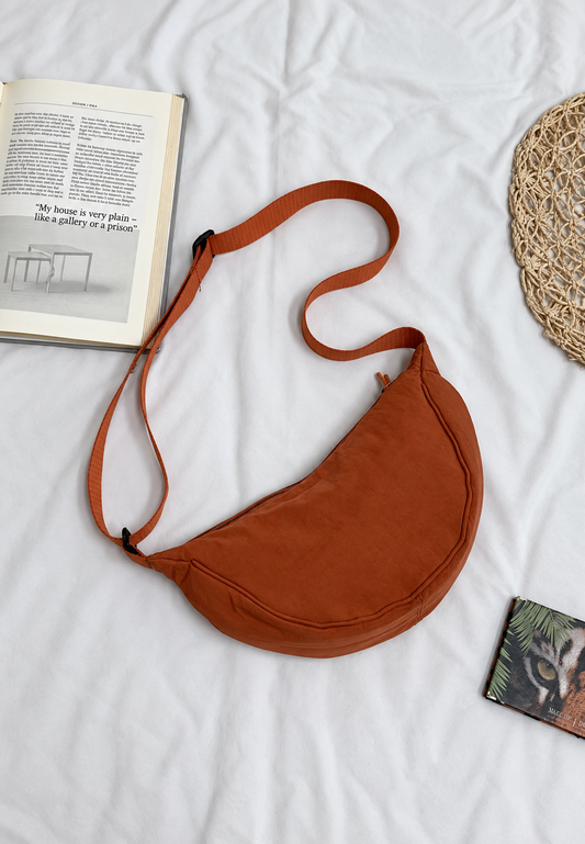Sac à bandoulière pour femme en nylon, en forme de demi-lune, avec bandoulière réglable - Nerea