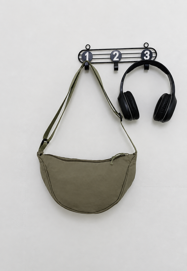 Damen-Umhängetasche aus Nylon in Halbmondform mit verstellbarem Riemen – Nerea