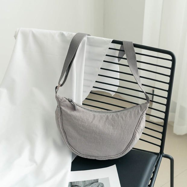 Damen-Umhängetasche aus Nylon in Halbmondform mit verstellbarem Riemen – Vianne