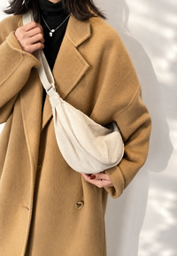 Nylon-Umhängetasche für Damen in Halbmondform mit verstellbarem Riemen – Camille