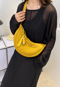 Nylon-Umhängetasche für Damen in Halbmondform mit verstellbarem Riemen – Camille