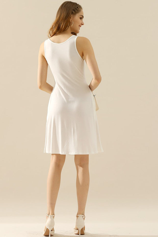 Doublju Full Taille Round Neck Ruched Sleeveless Dress with Pockets