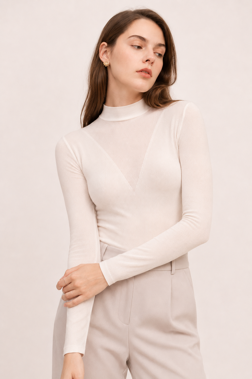 Figurbetontes Langarm-T-Shirt mit kurzem Rollkragen und V-Ausschnitt – Mila