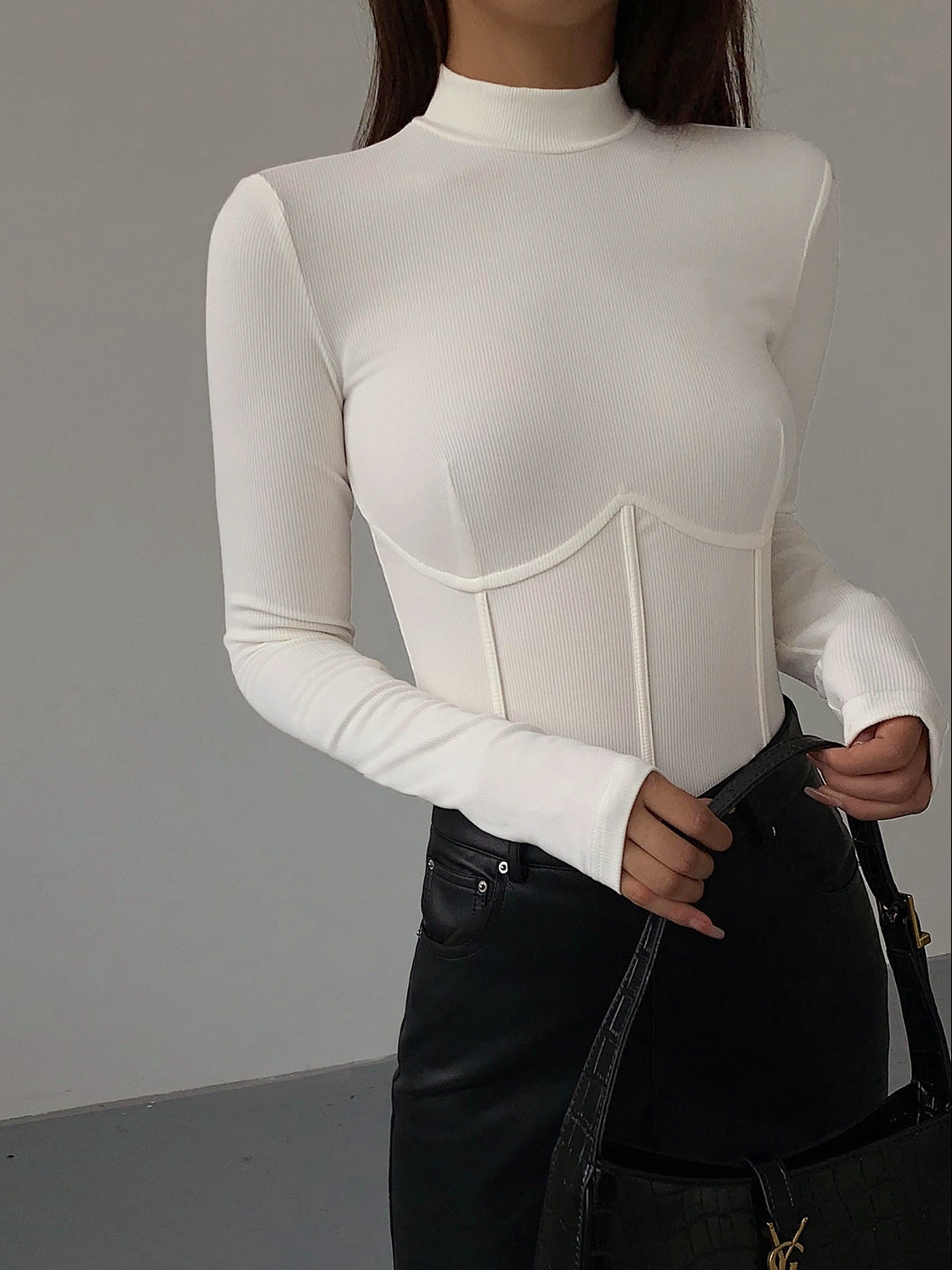Top mit hohem Kragen, langen Ärmeln und Korsett-Detail – Annelie