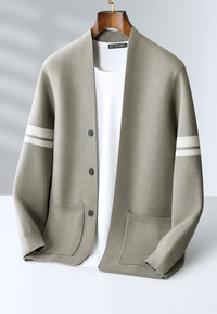 Herren-Strickjacke mit V-Ausschnitt, gestreiften Ärmeln und Knöpfen – Lennart