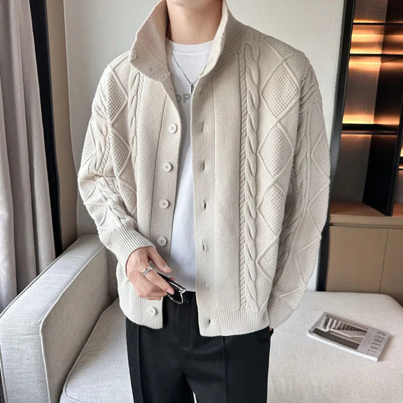 Strickcardigan mit Zopfmuster und Stehkragen mit Knöpfen – Adrián