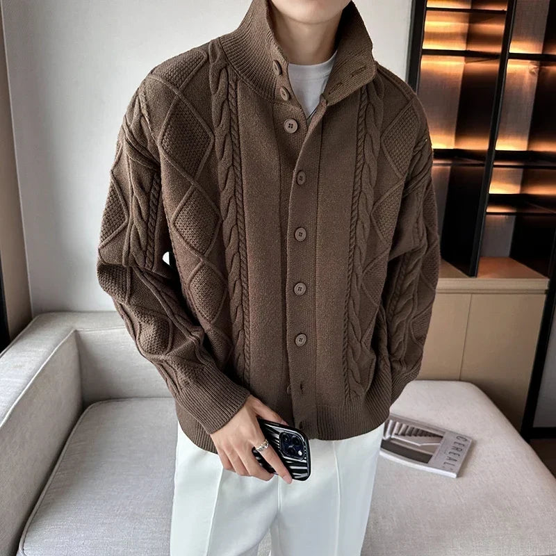 Strickcardigan mit Zopfmuster und Stehkragen mit Knöpfen – Adrián