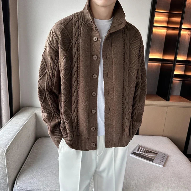 Strickcardigan mit Zopfmuster und Stehkragen mit Knöpfen – Adrián