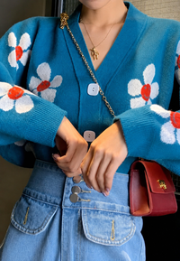 Damen-Strickjacke mit Blumenmuster und V-Ausschnitt – Santera