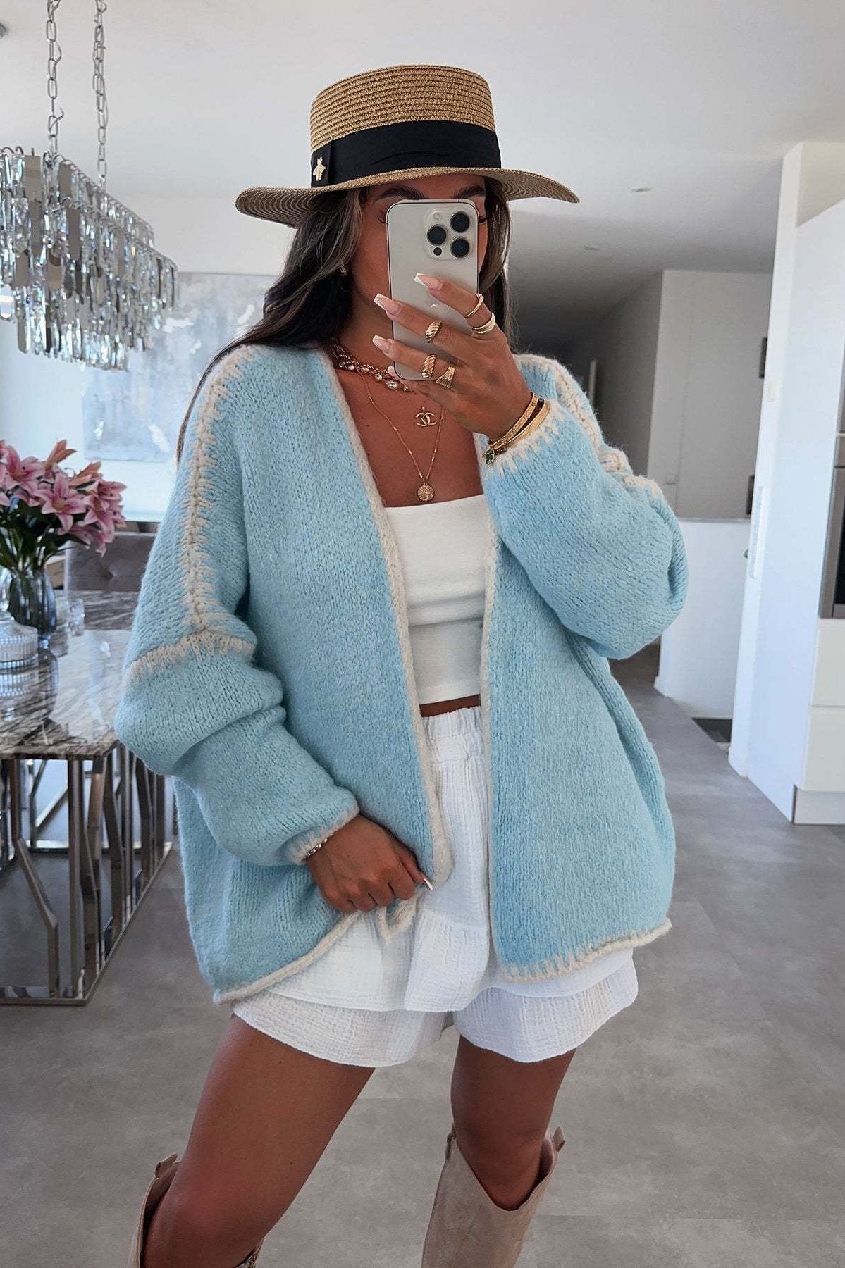 Lockere Damen-Strickjacke mit kontrastierenden Rippenbündchen und langen Ärmeln – Selmara