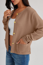 Damen-Strickjacke mit Rundhalsausschnitt, Knöpfen und Taschen – Sorelia