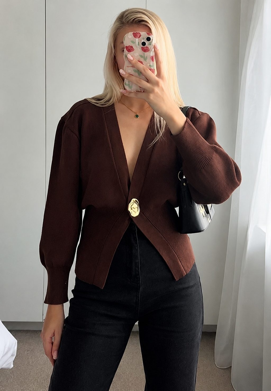 Damen-Strickjacke mit V-Ausschnitt, Schmuckknöpfen und tailliertem Schnitt – Vera