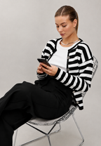 Damen-Strickjacke mit zweifarbigen Streifen, langen Ärmeln und Metallknöpfen – Liora