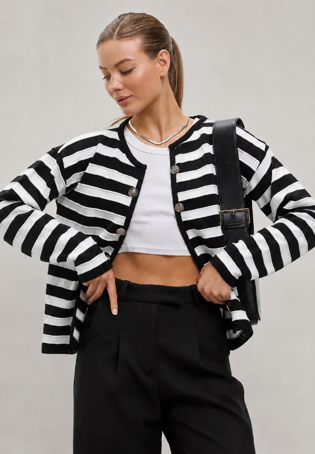 Damen-Strickjacke mit zweifarbigen Streifen, langen Ärmeln und Metallknöpfen – Liora