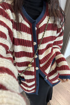 Damen-Strickjacke mit Streifen, Metallknöpfen und kontrastfarbenen Paspeln – Pastinne