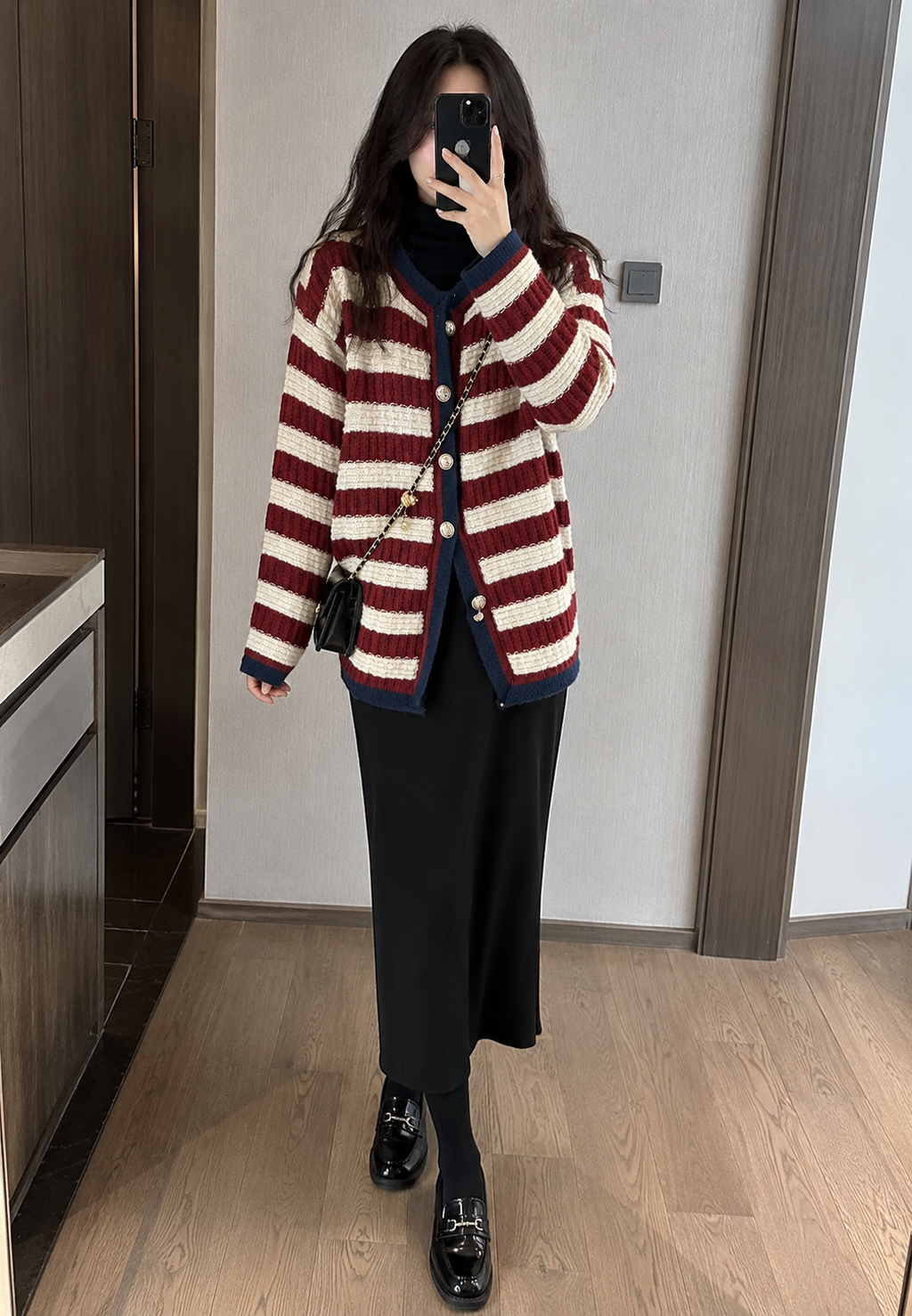 Damen-Strickjacke mit Streifen, Metallknöpfen und kontrastfarbenen Paspeln – Pastinne