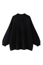 Oversize-Strickjacke mit grobem Strickmuster, Rollkragen und Metallknöpfen – Koranna
