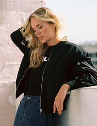 Kurze Bomberjacke für Damen mit Satin-Optik – Vianne