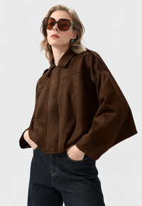 Kurze Damenjacke in Wildlederoptik mit Hemdkragen – Azucena